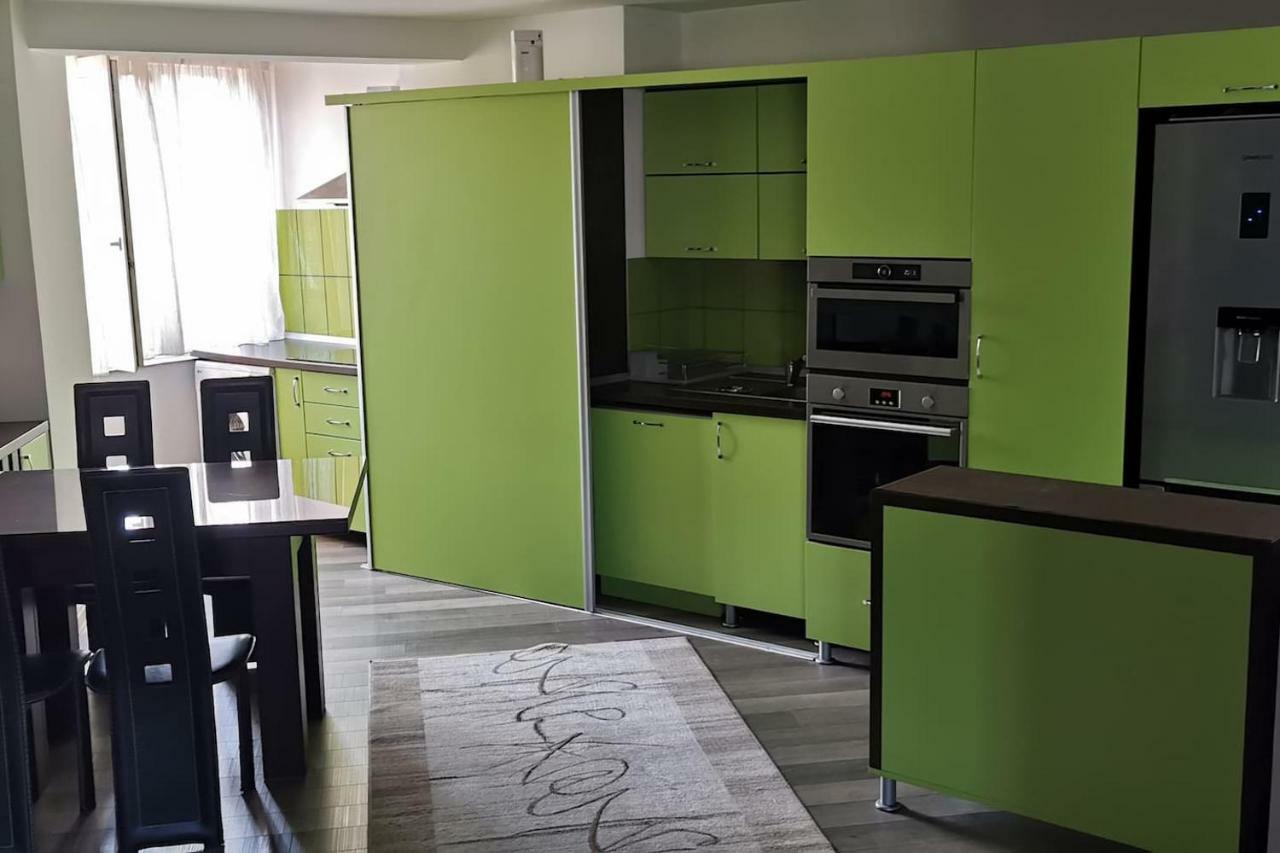 Luxury Apartment With Two Bedrooms And Large Living Room, 100 Square Meters, City Center 오라데아 외부 사진