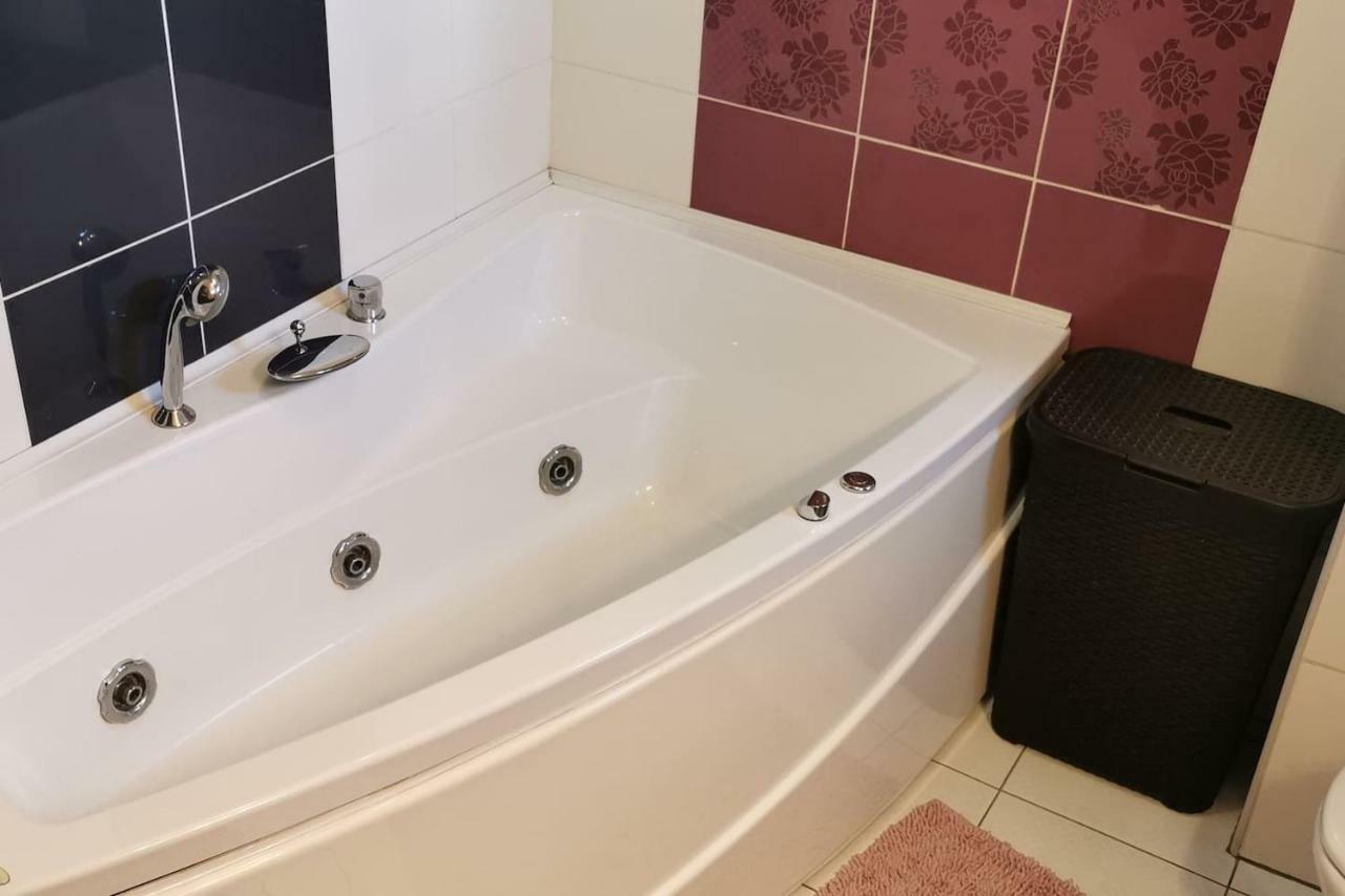 Luxury Apartment With Two Bedrooms And Large Living Room, 100 Square Meters, City Center 오라데아 외부 사진