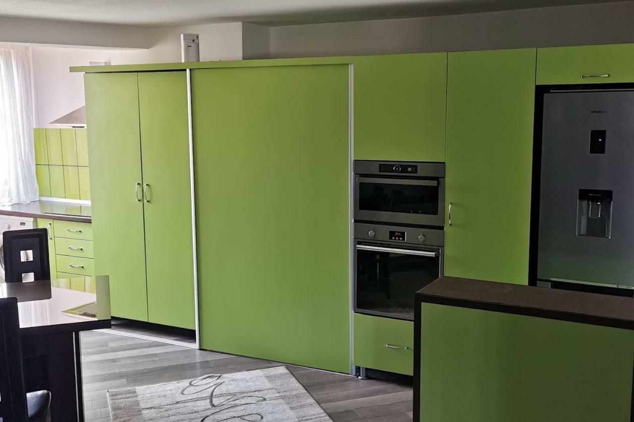 Luxury Apartment With Two Bedrooms And Large Living Room, 100 Square Meters, City Center 오라데아 외부 사진