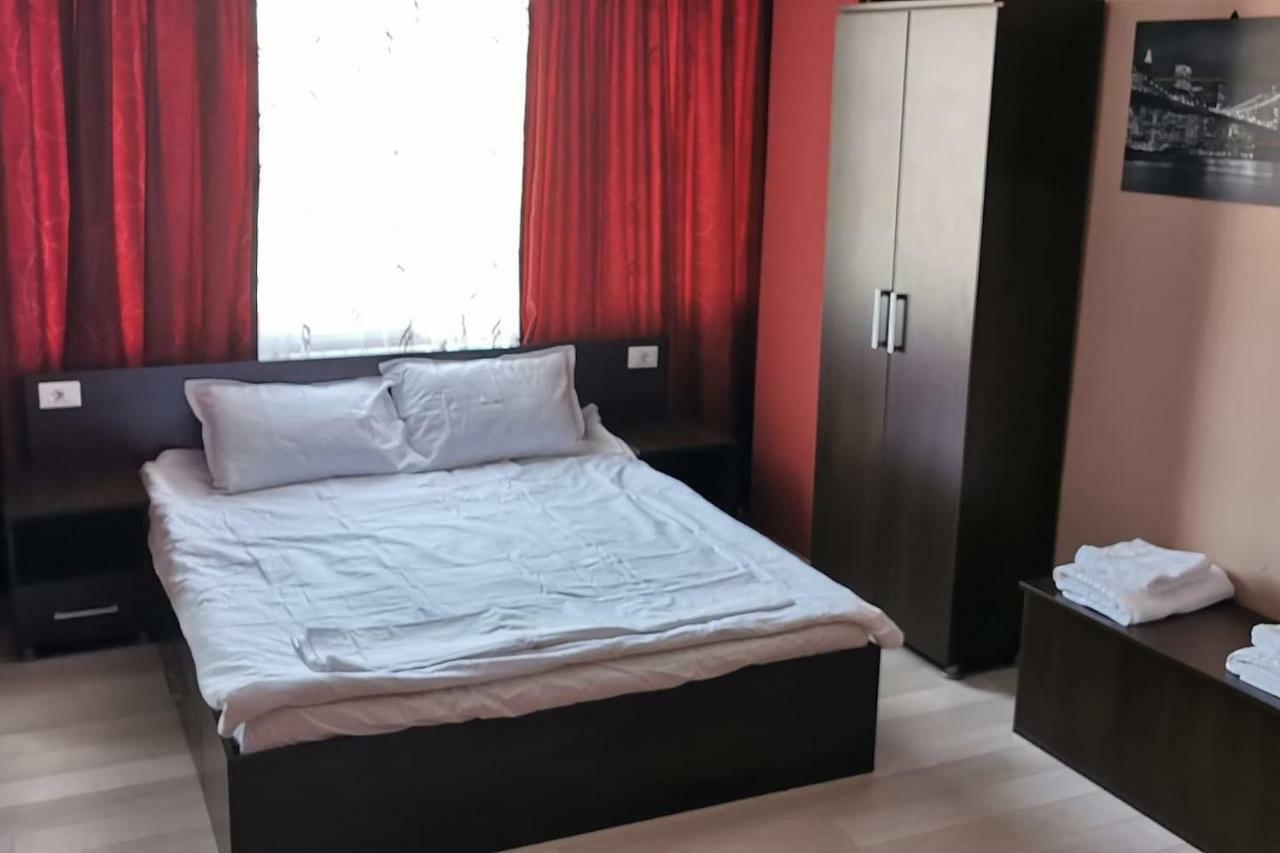 Luxury Apartment With Two Bedrooms And Large Living Room, 100 Square Meters, City Center 오라데아 외부 사진