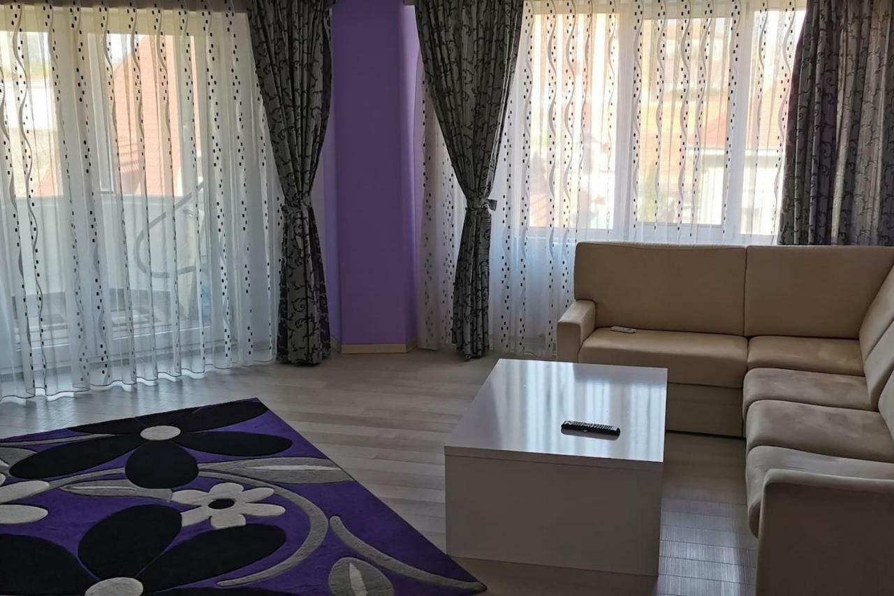 Luxury Apartment With Two Bedrooms And Large Living Room, 100 Square Meters, City Center 오라데아 외부 사진